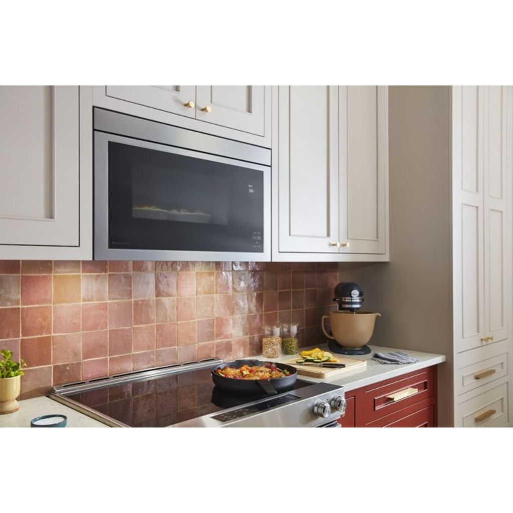 KitchenAid-KMMF330PSS-cooking in modern microwave