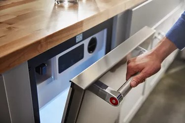 KitchenAid-KUID508HPS-handle view