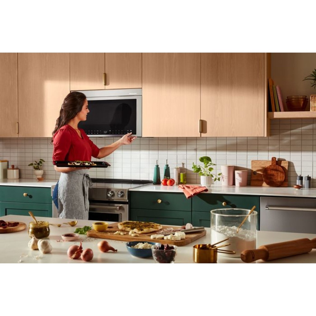 KitchenAid-KMMF730PPS-cooking in modern microwave