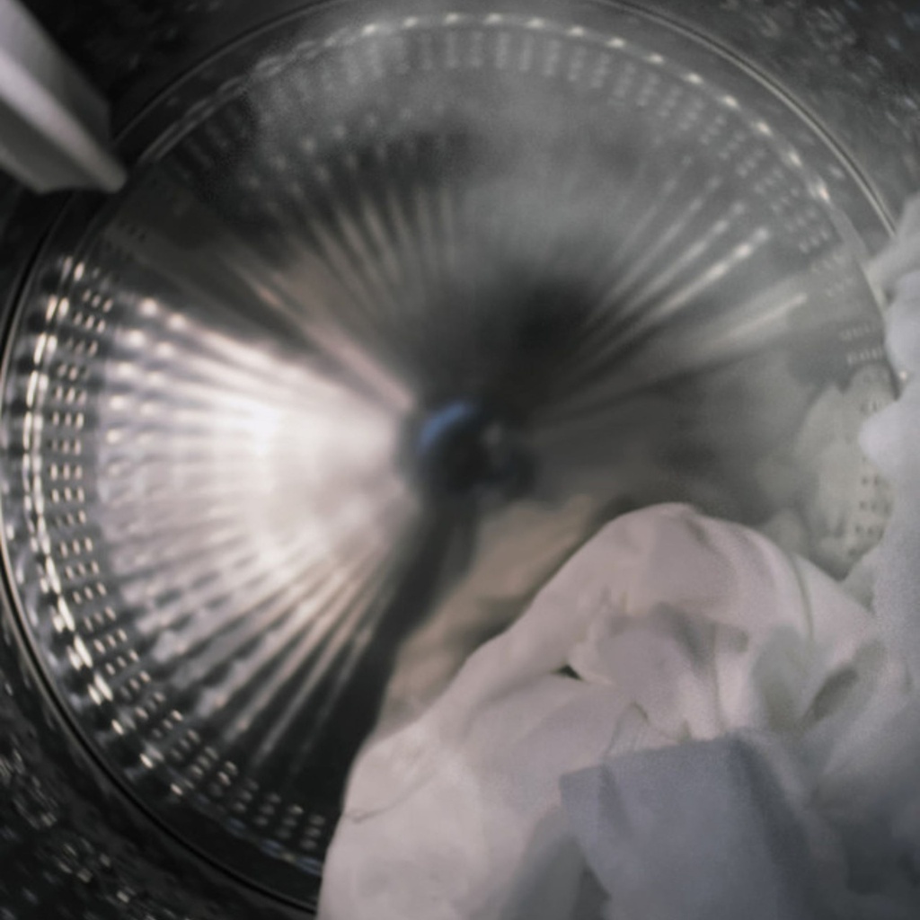 PFW870SPVRS interior of a washing machine with steam and laundry